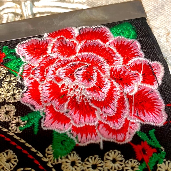 Embroidered Multi Color Floral Wallet 4 Open 1 Zip Pocket 8 Card Slots Clutch - Picture 5 of 12